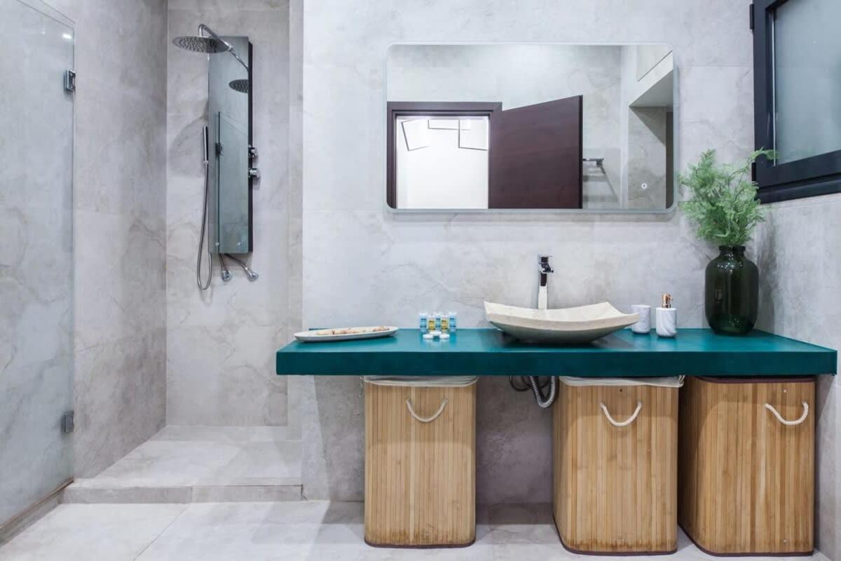 Beautiful Elegant Apartment Next To Monastiraki Афины Экстерьер фото