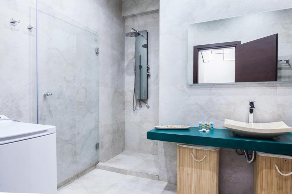 Beautiful Elegant Apartment Next To Monastiraki Афины Экстерьер фото